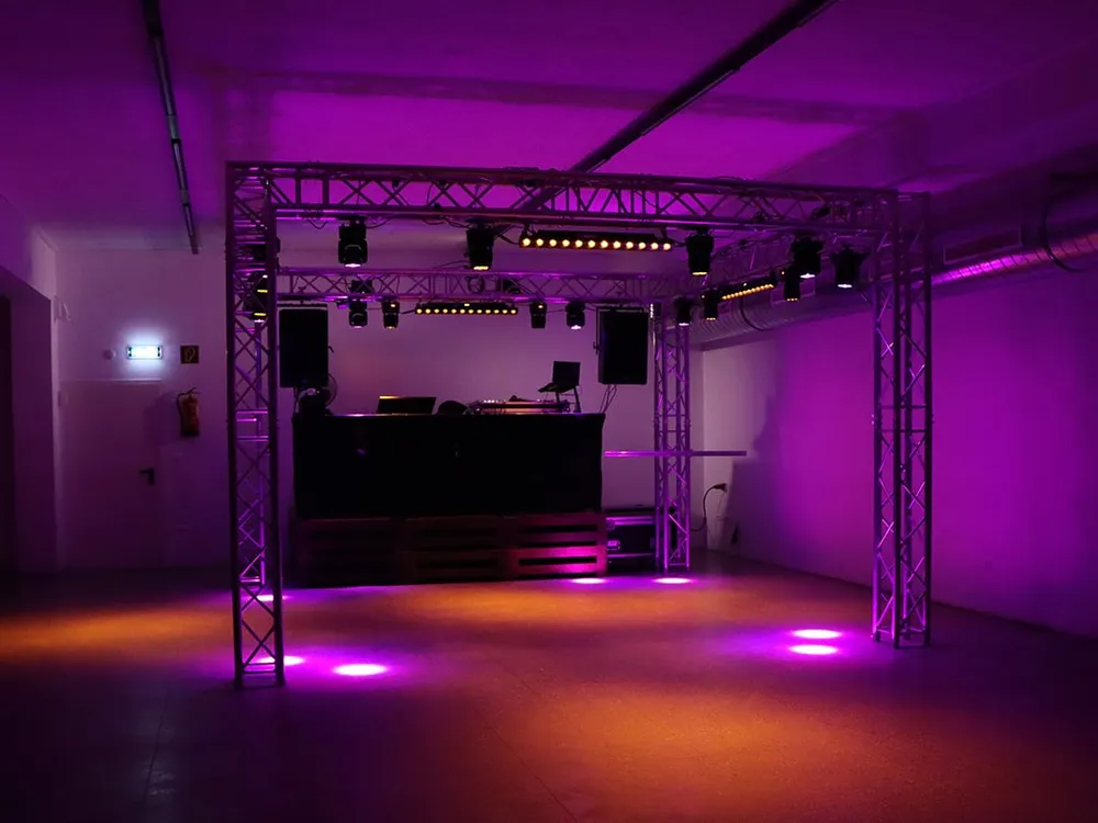 Trusswuerfel im Discokeller