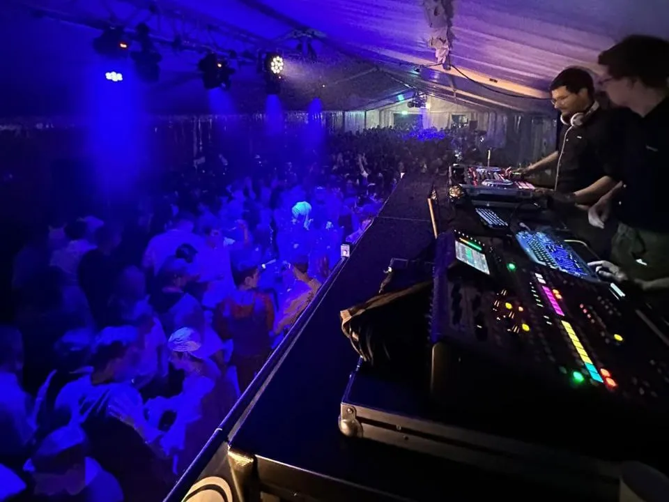 DJs und Zelt der Länge nach mit Publikum